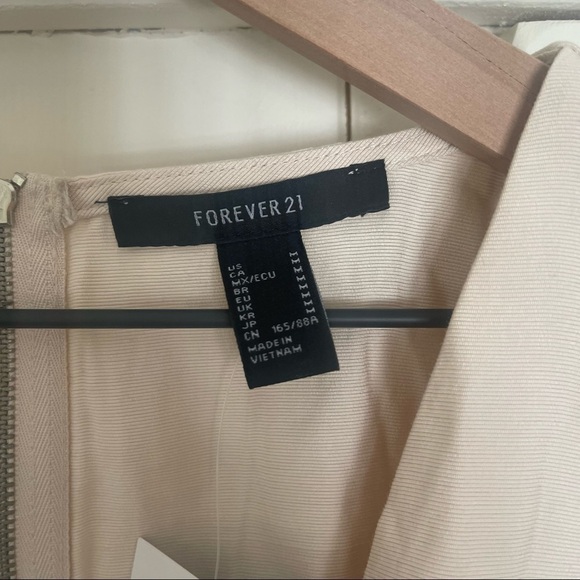 Nwt Forever 21 plunging v-neck tan bubble puff statement sleeve medium b… - Picture 7 of 8